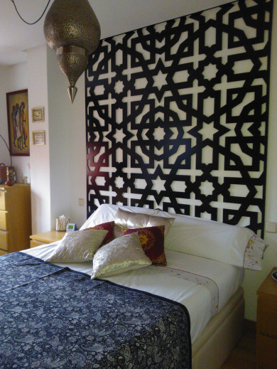 Cabecero de celosía, fabricado en madera y pintado en color negro, Celosía decorativa fijada en la pared