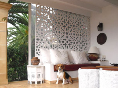 Paneles decorativos de celosía, fabricado en pvc blanco, idóneo para exteriores, separador de ambientes entre porche y jardín.