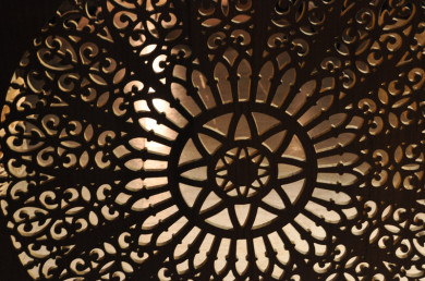 Celosía de madera, acabada con tinte nogal y barniz, celosía decorativa para la decoración de un ojo de buey, que realzará el espacio interior de la estancia.