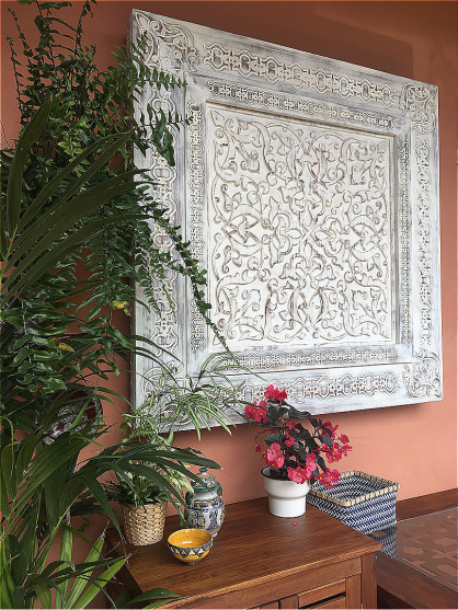panel decorativo con talla arabesca en madera