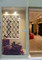 celosia de madera en escaparate de tienda