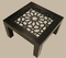 mesa decorada con celosia de madera